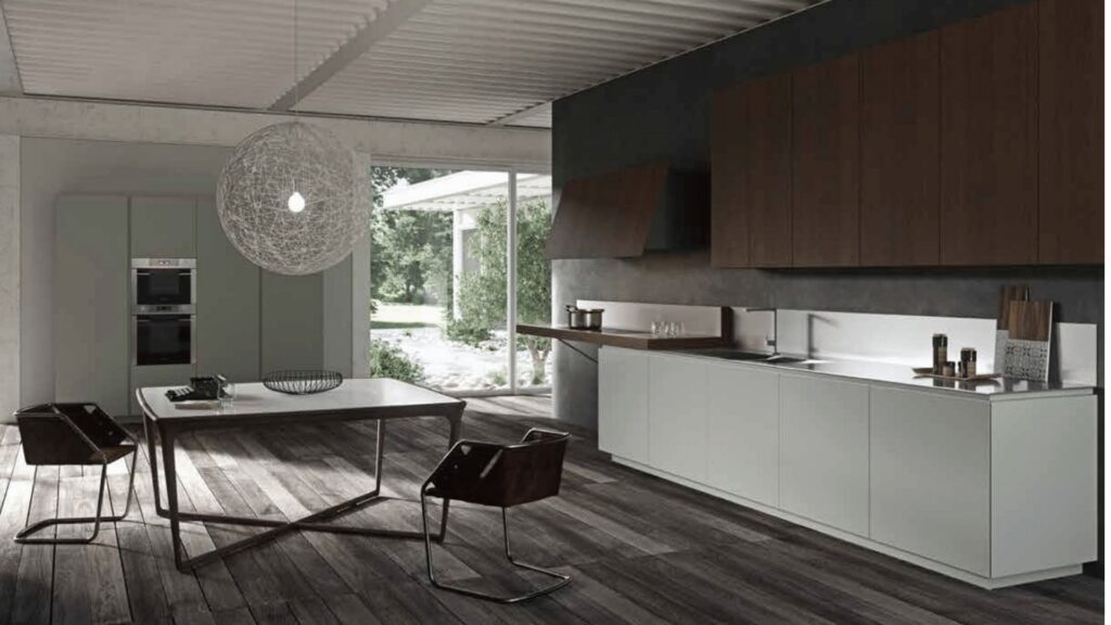 Cocina de diseño contemporáneo en tonos oscuros y blancos, con muebles de líneas rectas, madera natural y acceso a jardín, realizada por estudio de diseño en Madrid.